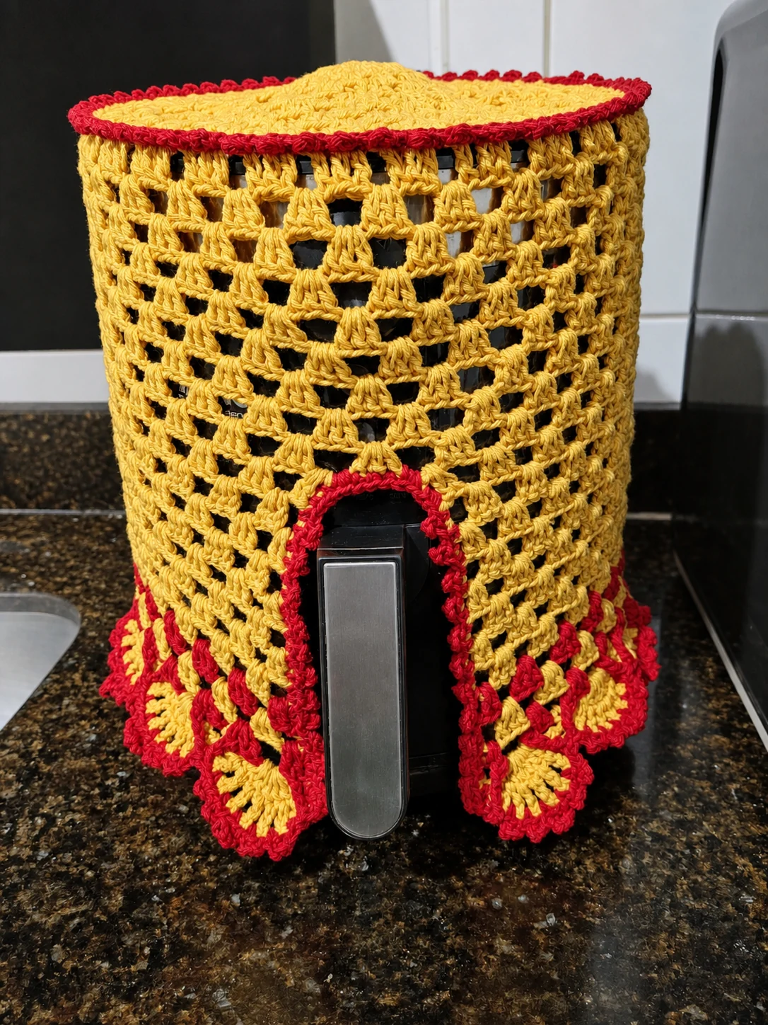 Capa de crochê amarela com textura artesanal