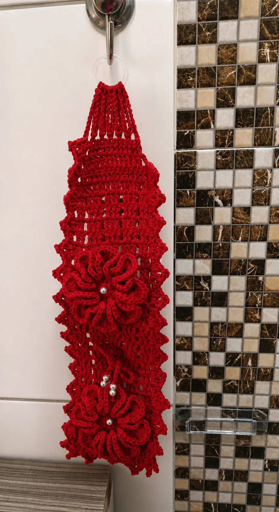 Organizador de crochê vermelho com acabamento delicado