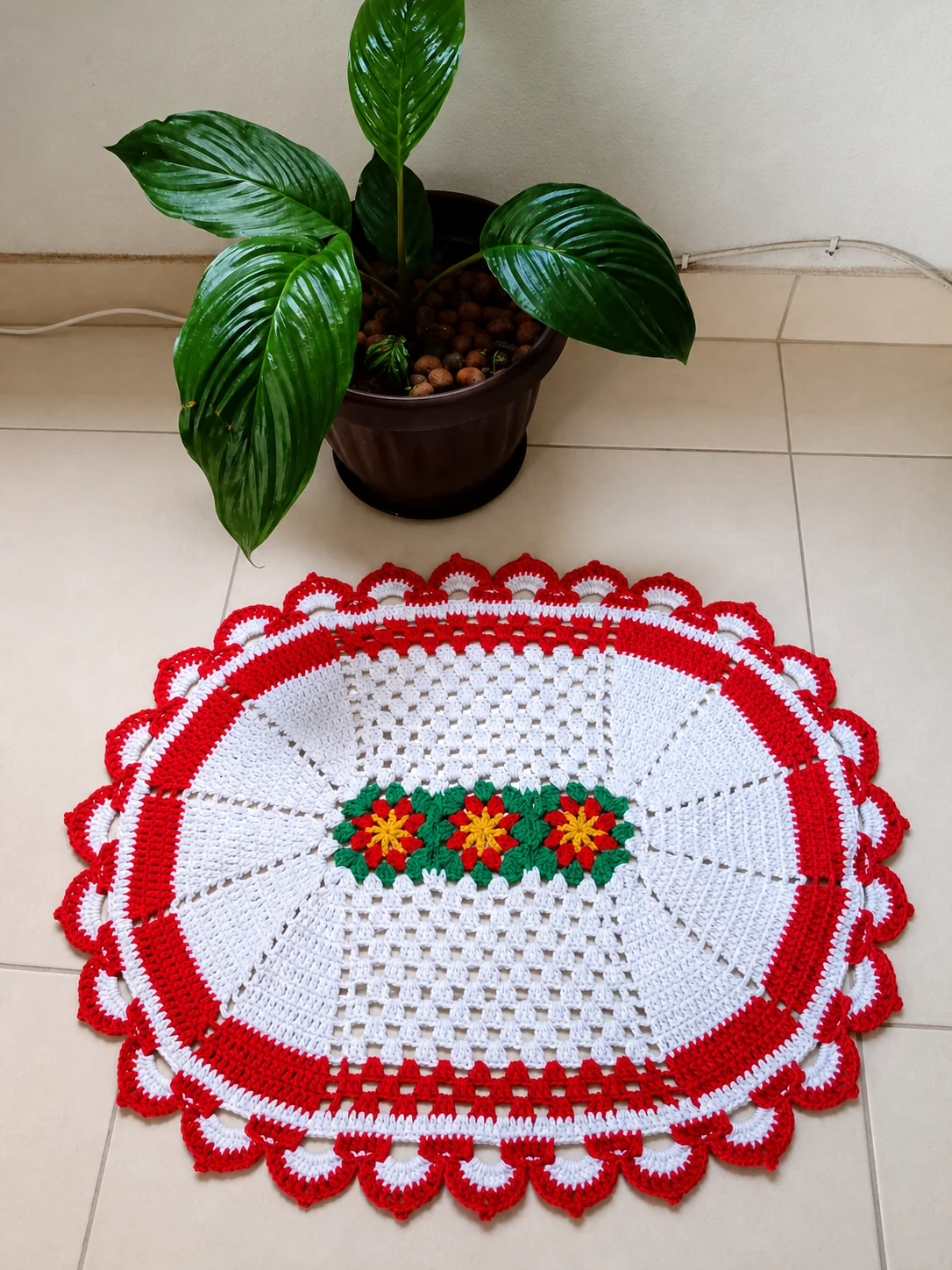 Tapete de crochê branco e vermelho em ambiente real